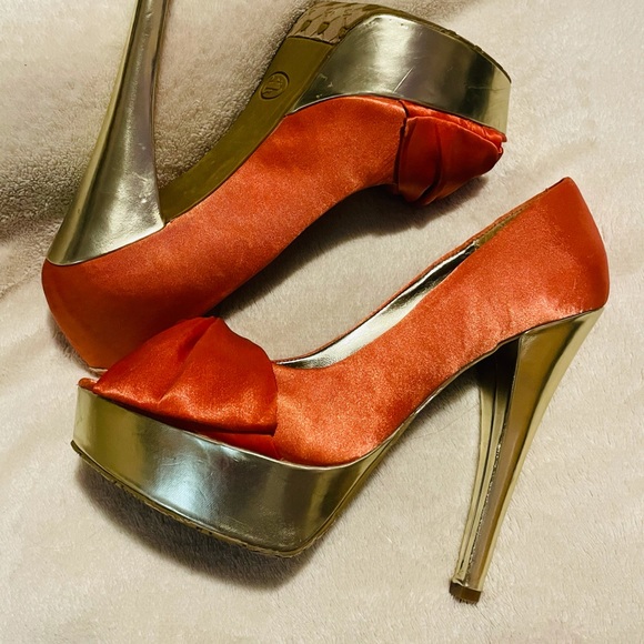 ⚫️Sold⚫️ Candie's Orange Silk/ gold  peep toe pumps sz 7.5 - Picture 3 of 9